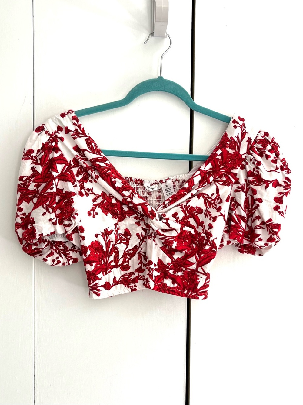 Midnight Sky NWOT White & Red Floral Bubble Sleeve Knot Crop Top Size XS